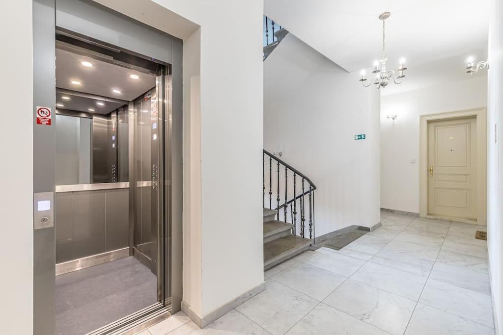 Cozy Quiet New In Karlin Square Apartment Prag
