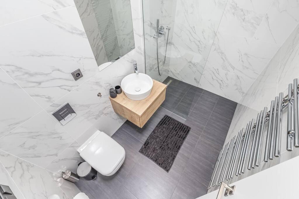 Cozy Quiet New In Karlin Square Apartment Prag